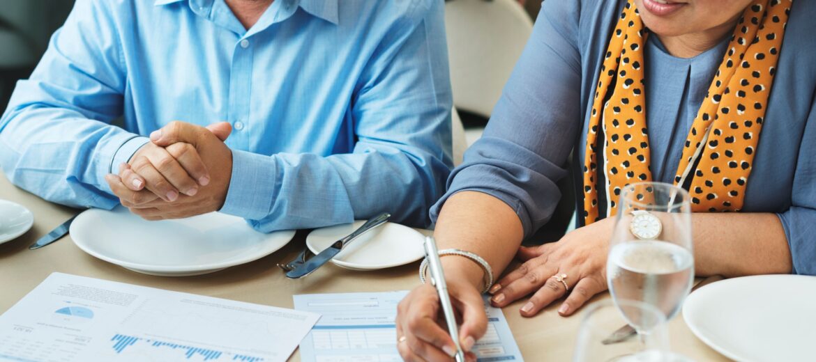 business-people-dining-restaurant