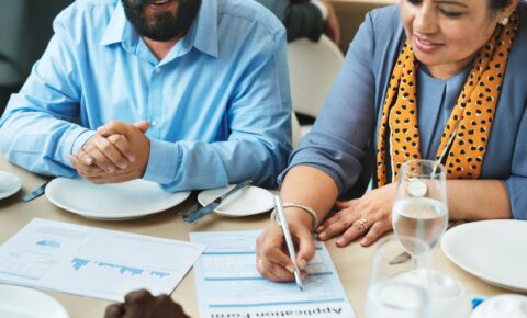 business-people-dining-restaurant