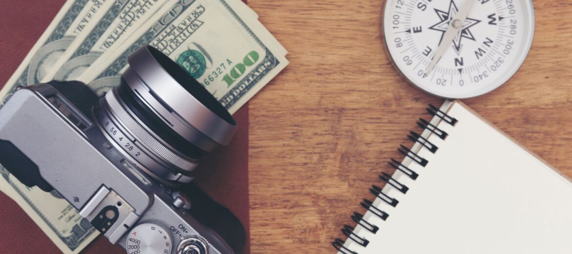 vintage-camera-with-paper-note-wooden-table