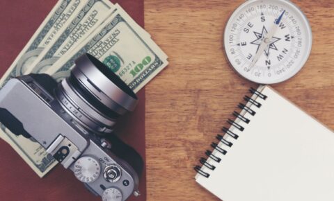 vintage-camera-with-paper-note-wooden-table